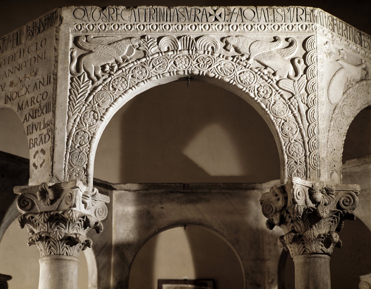 ロンバルディア美術、リウトプランドのルネサンス（リウトプランドス） ロンバルディアの王：レリーフの付いたアーチの詳細 730-740年（Rinascenza liutprandea、レリーフの付いたアーチの詳細） チヴィダーレ・デル・フリウリ、チヴィダーレ・ネル・フリウリ・クリスティアーノ美術館、バプティステレ・デ・サン・カリスト 作： ロンバードスクール