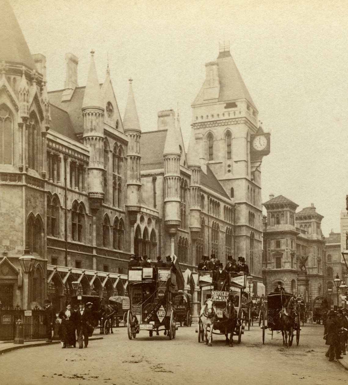 法廷、ストランド、ロンドン、19世紀後半。 作： London Stereoscopic and Photographic Co