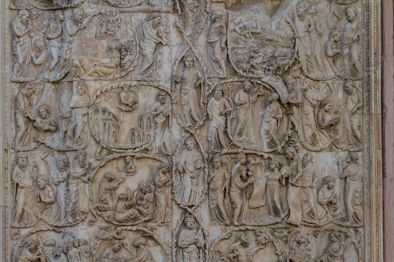 ジェシーツリーとメシアの予言、創世記の物語、ロレンツォ・マイターニ（1275～1330年以前）による浅浮彫り、イタリア、ウンブリア州オルヴィエート大聖堂のファサード、第二柱 作： ロレンツォ・マイタニ