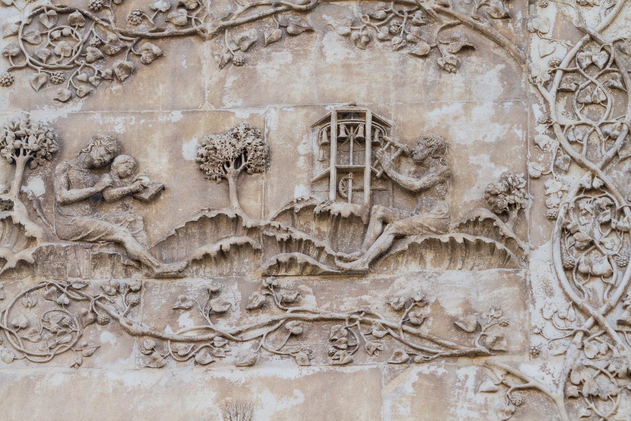 Naamah lehrt ein Kind zu lesen und Tubal-Cain schlägt Glocken mit einem Hammer; Enos, Sohn von Seth, zeichnet mit einem Zirkel von Lorenzo Maitani