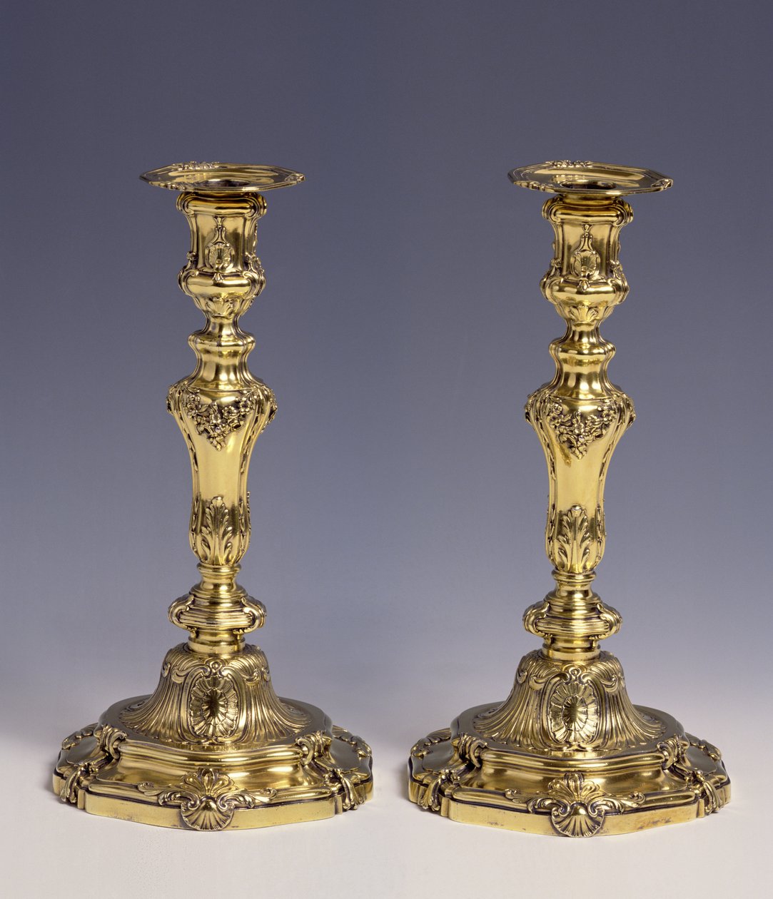Louis-Joseph Lenhendrick（シルバーゴールド）製の燭台のペア 作： ルイス・ジョセフ・レンヘンドリック