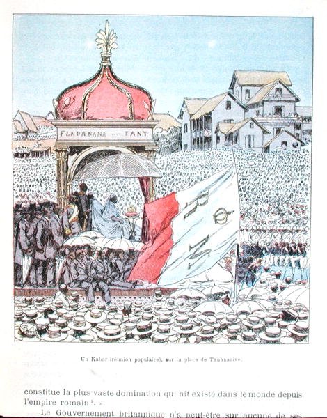 ラナヴァローナ3世（1862-1917）を中心としたタナナリヴでの祭礼集会（「La guerre a Madagascar」より） 19世紀末 カラーリトグラフ版 作： ルイ・チャールズ・ボンブル