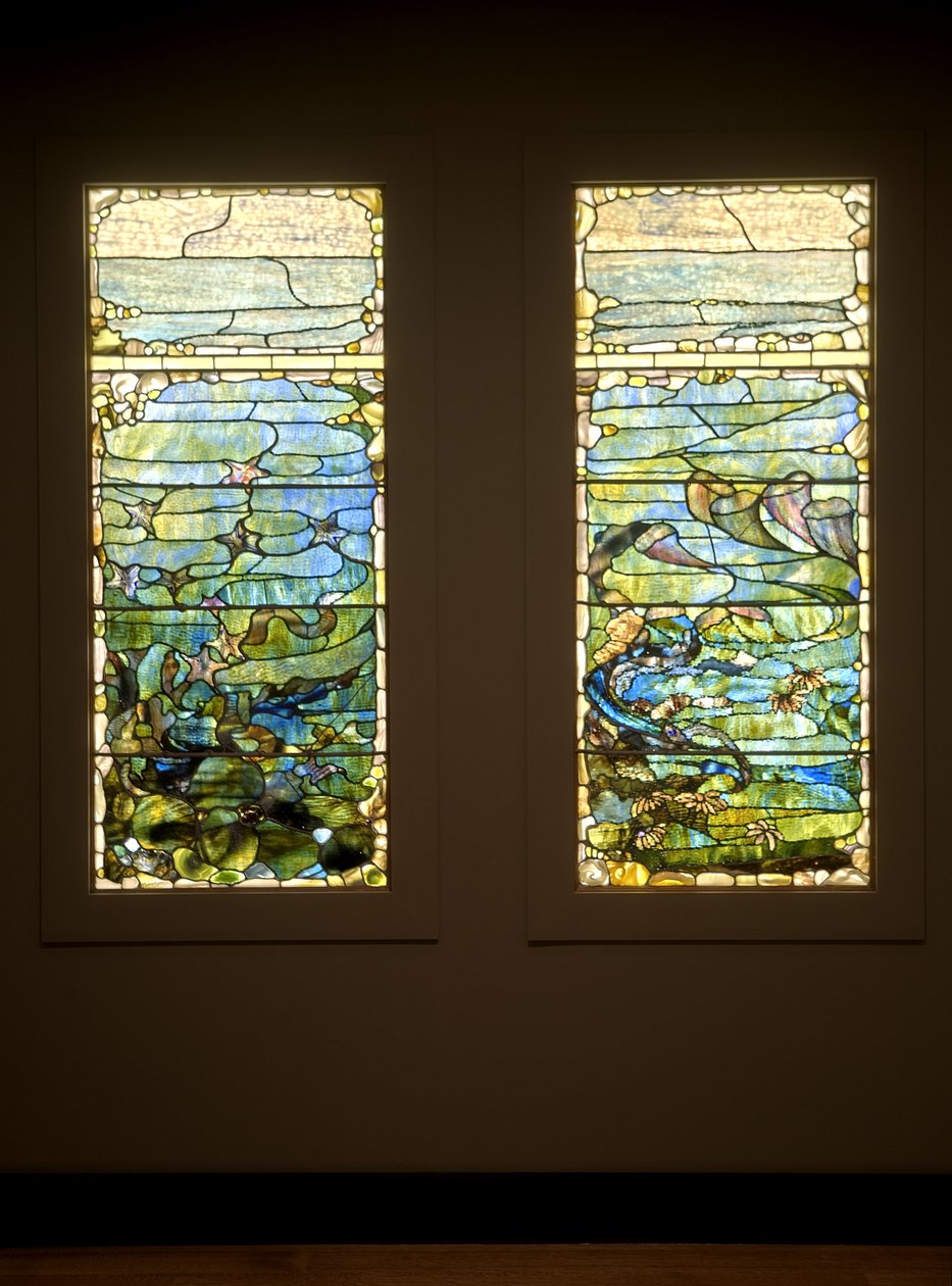 ヒトデのある窓（「春」）とイソギンチャクのある窓（「夏」）、c.1885-1895（ガラス、鉛、鉄、木製フレーム（オリジナル）） 作： ルイコンフォートティファニー