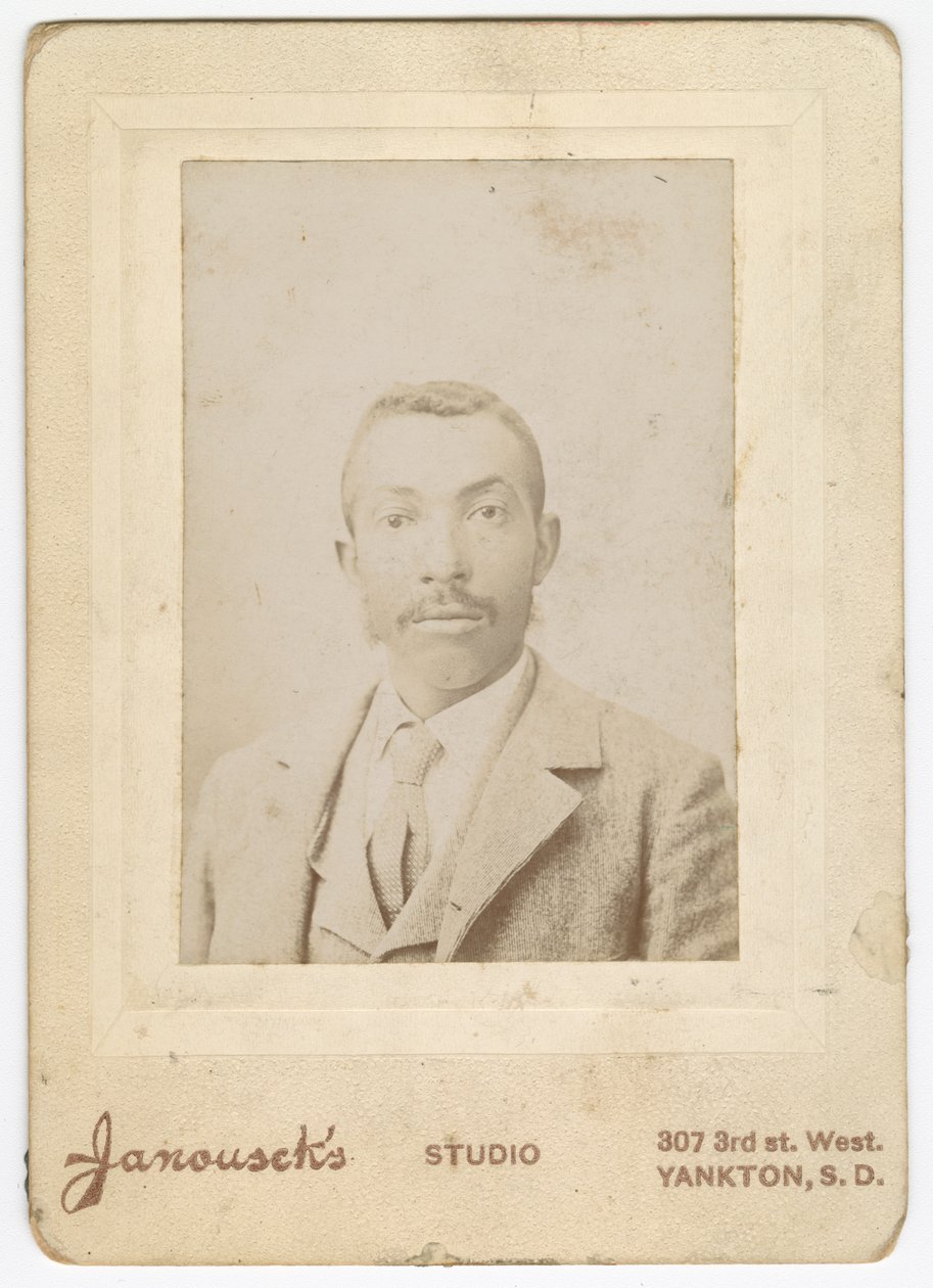 明るい色のジャケット、ベスト、ネクタイを着用した男性の写真、19 世紀後半。 作： Louis Janousek