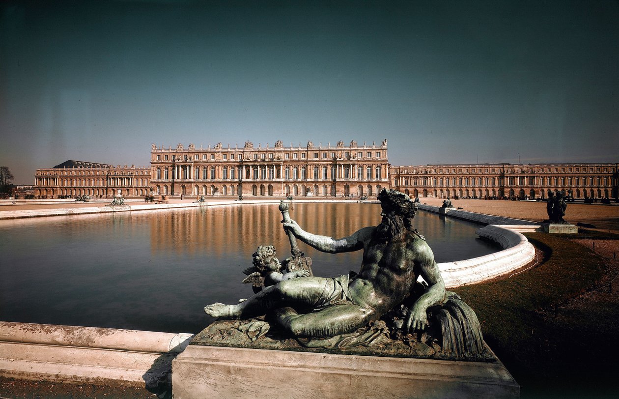 ヴェルサイユ城の公園のファサードと噴水の眺め。建築家ルイ・ル・ヴォー（1612-1670）とジュール・アルドゥアン・マンサール（1646-1708）が制作 1668-1684年 ヴェルサイユ宮殿とトリアノン、ヴェルサイユ宮殿 作： ルイとマンサール ジュール H. ル ヴォー