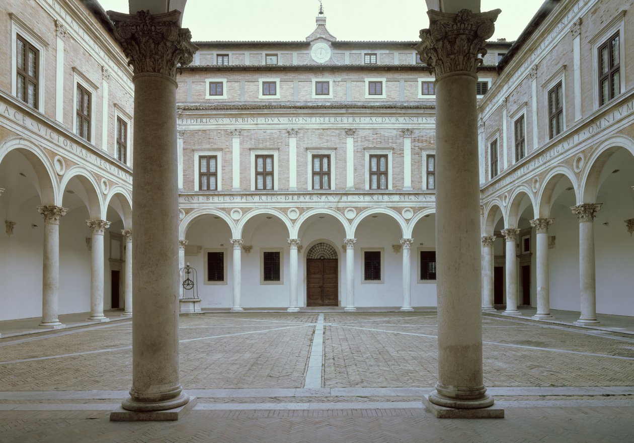 Cortile d&39;Onore（中庭の名誉）の眺めc.1470-75 作： ルチアーノ・ラウラナ