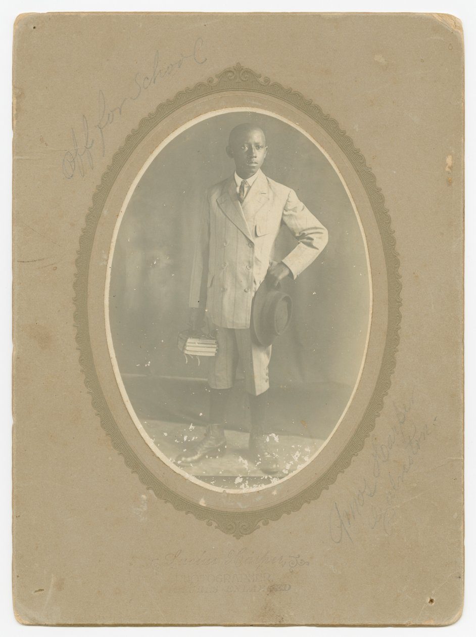 学校に向かうエイモス・ハーパーの写真。 1910年。 作： ルシウス・ハーパー