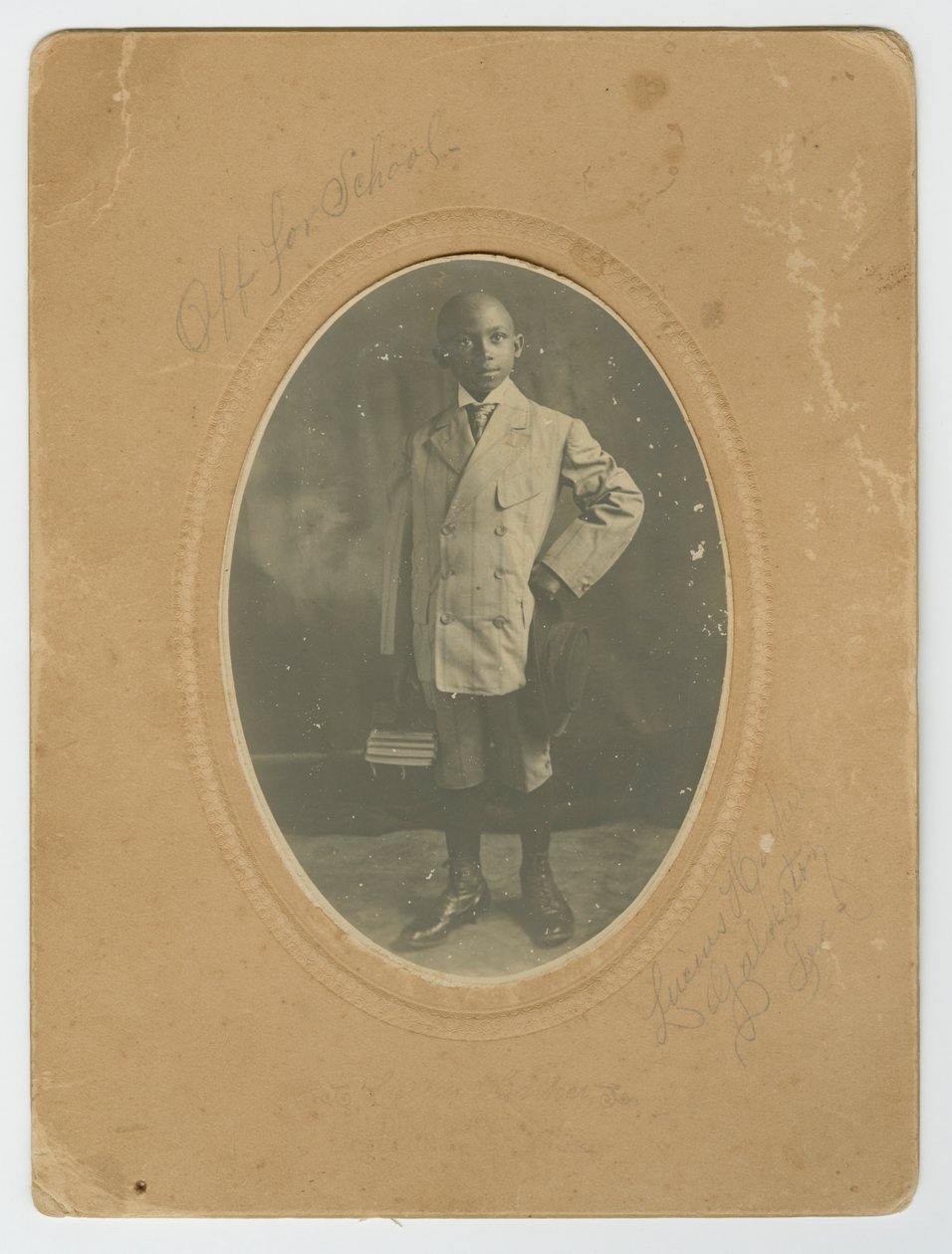 学校に向かうルシアス・ハーパー・ジュニアの写真（1910年頃）。 作： ルシウス・ハーパー