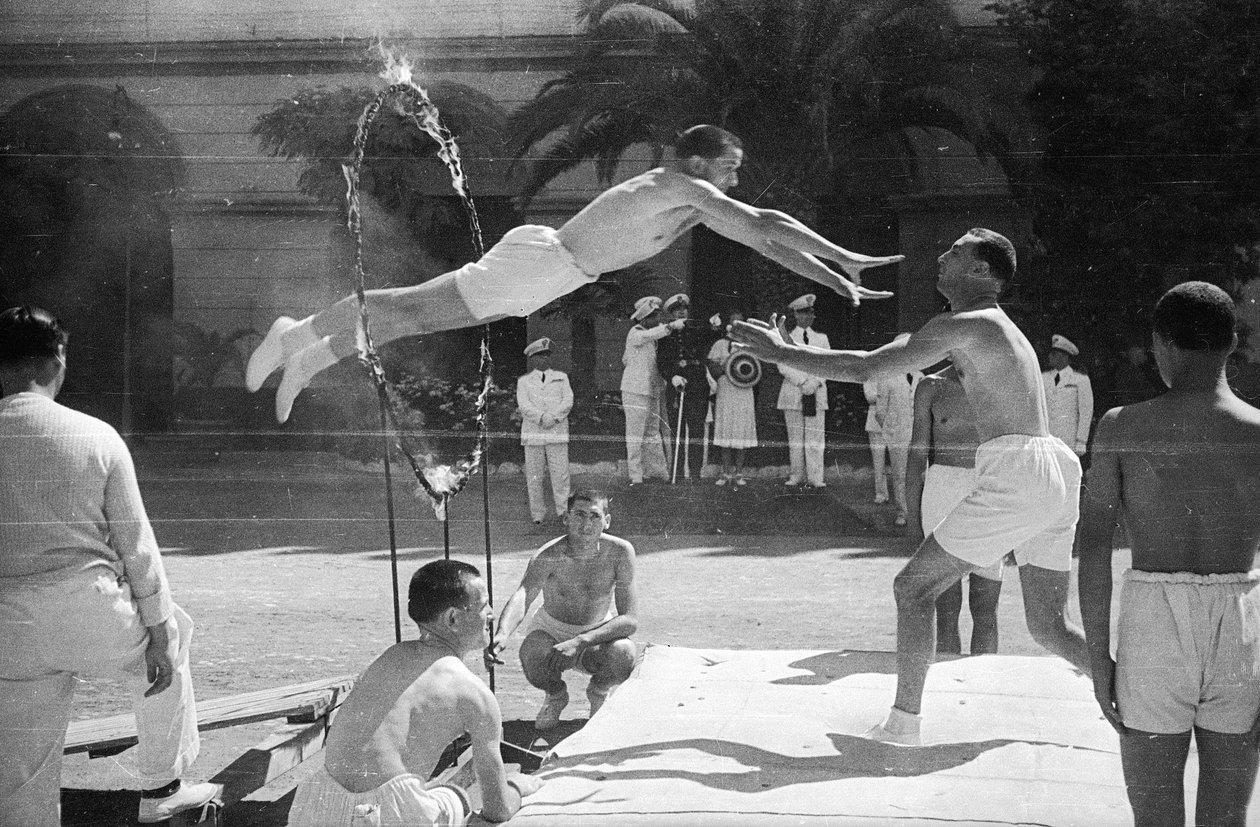 スポーツイベントCONI：体操競技をする若い選手を助けるアキッレ・スタラーチェ（1933年から1939年までCONI会長）。 作： ルイジ・レオーニ