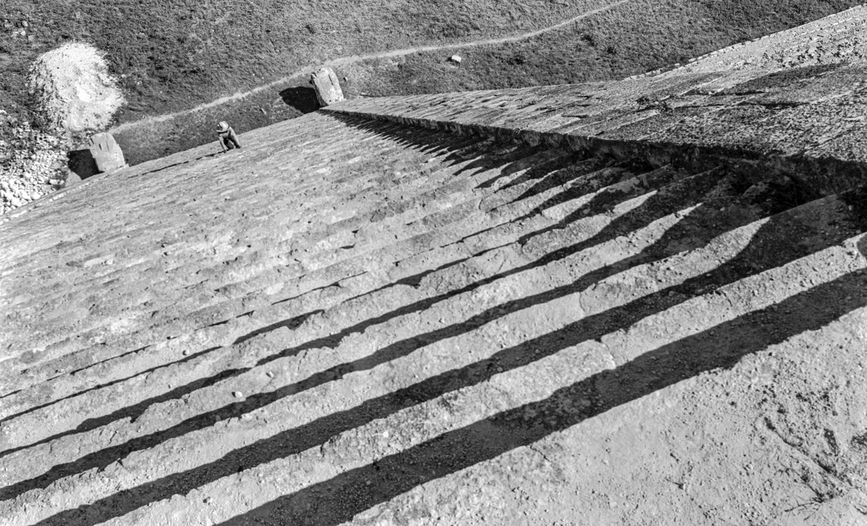 マヤの遺跡、チチェン・イッツァのピラミッドを登る階段。1936 作： ルイス・マーデン
