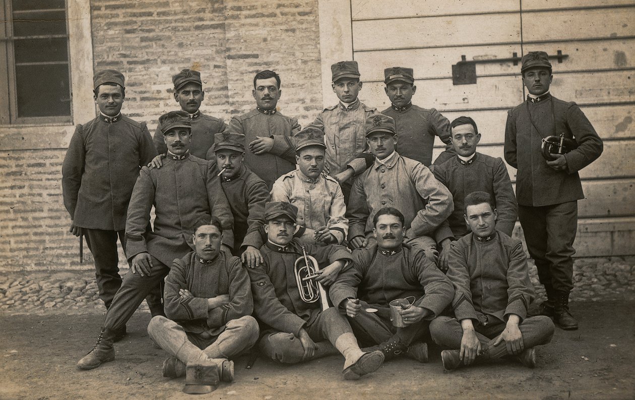 アルバム「The GM R. Army (World War I)」：第36歩兵連隊の兵士と2人のトランペット奏者（モノクロ写真 作： Lusvardi Lusvardi