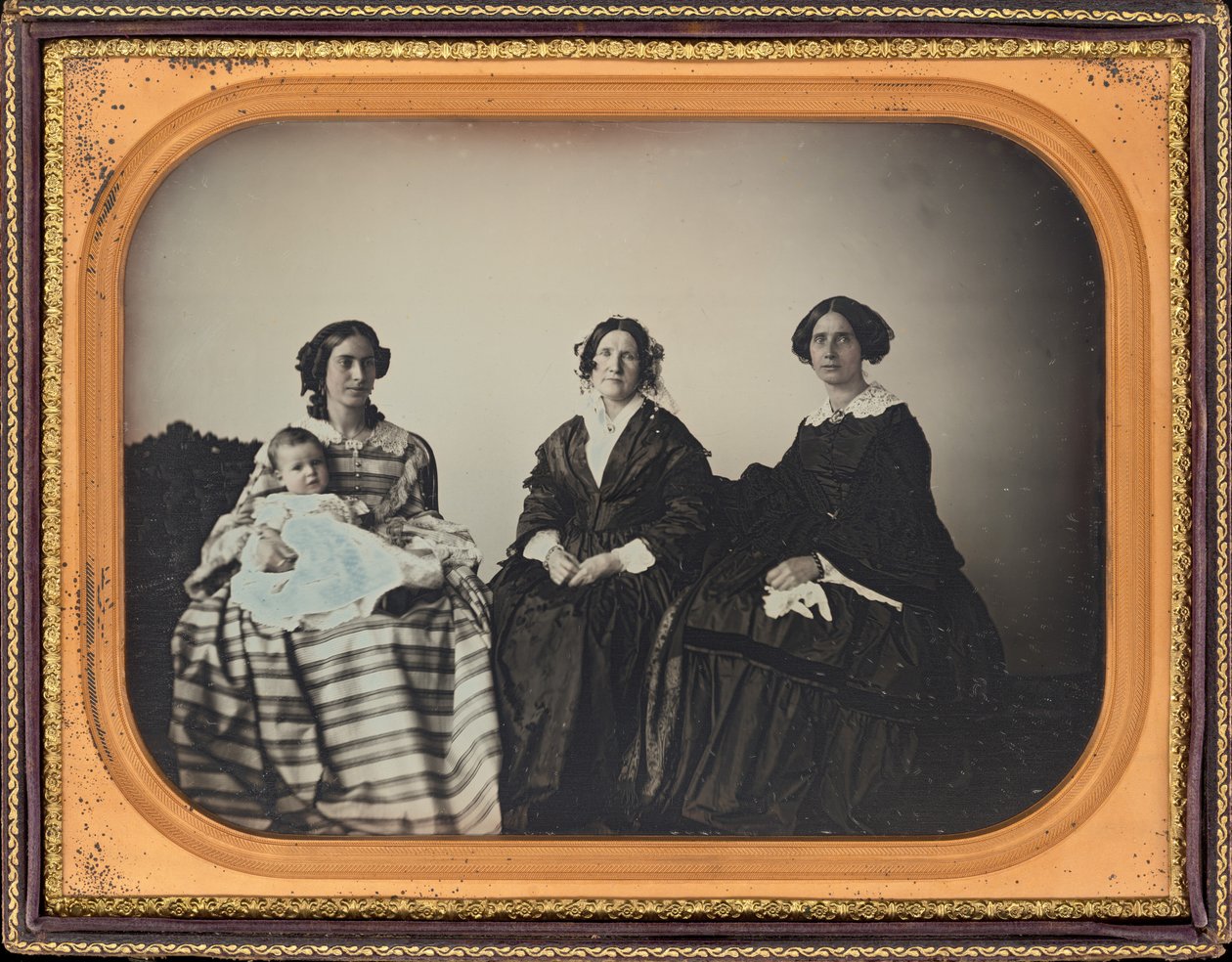 母子と二人の女性の肖像,c.1850年（写真） 作： ルーサーホルマンヘイル