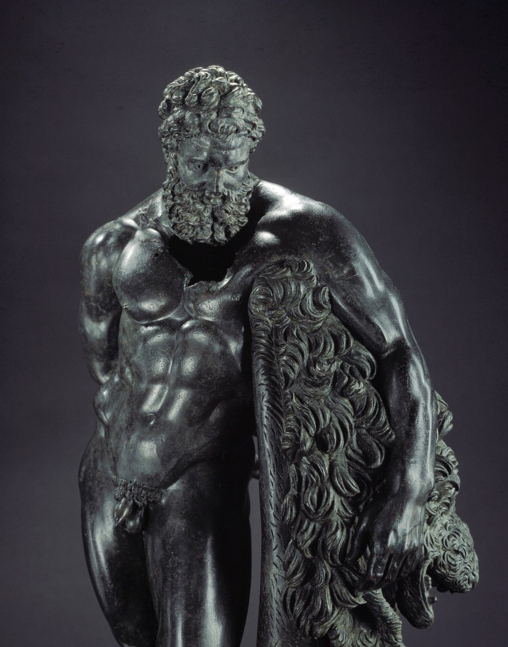 ギリシャ美術"休息するヘラクレス" 詳細 - シシオネのリュシッペ（紀元前395～305年）のブロンズ彫刻 紀元前4世紀 スルモーナのエルコレ・クリノ神社より - イタリア・キエーティのナツィオナーレ考古学博物館 - 休息するヘラクレス（ヘラクレス） - ブロンズ彫刻の詳細 作： リュシッポス（帰属）