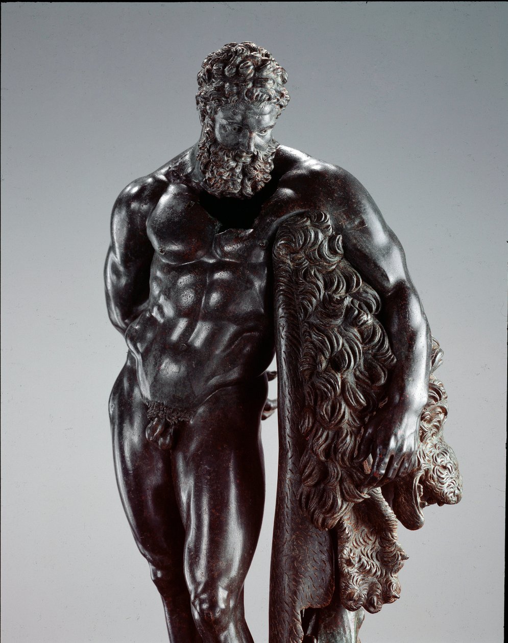 ギリシャ美術。「休息するヘラクレス」詳細シシオネのリュシッペ（紀元前395-305）のブロンズ彫刻 紀元前4世紀。スルモーナのエルコレ・クリノの祠から。イタリア・キエーティ市国立考古学博物館蔵 作： リュシッポス（帰属）