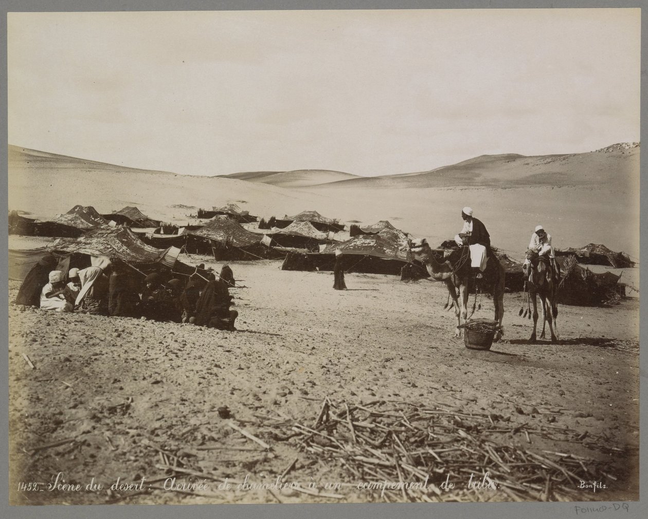 （おそらく）エジプトの砂漠にあるテントとラクダの野営地 砂漠のシーン: Arrivée de chameliers à un campement de tribu. (アイテムのタイトル) 作： メゾンボンフィルス