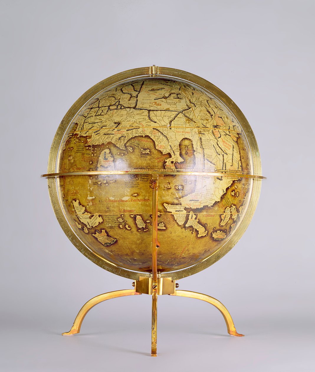地球儀、「ブリクセン」と呼ばれる一対の地球儀のうちの一つ、1522年頃（木にペンとインク、水彩とグワッシュ 作： マーティン（c.1470-1521）（後）Waldsemuller