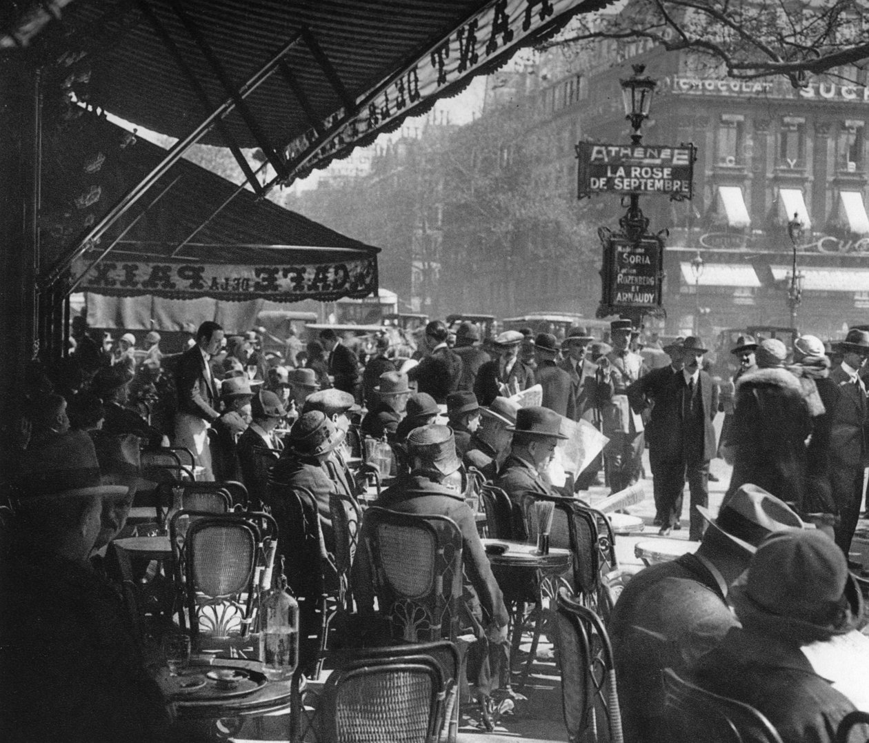 カフェドラペ、パリ、1937 作： マーティン・ハーリマン