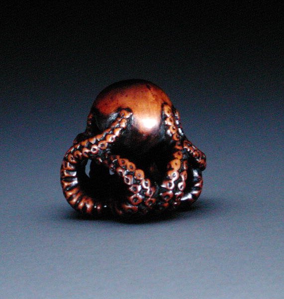 タコを描いた根付c.1760-70（木と象眼細工の角）（表紙は193821を参照） 作： マサナオ