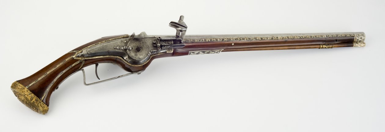 ホイールロックホルスターピストルのペアの1つ、c.1650（鋼、蛇木、骨または角、金箔の真ちゅうと鉄） 作： マスターハードウェア
