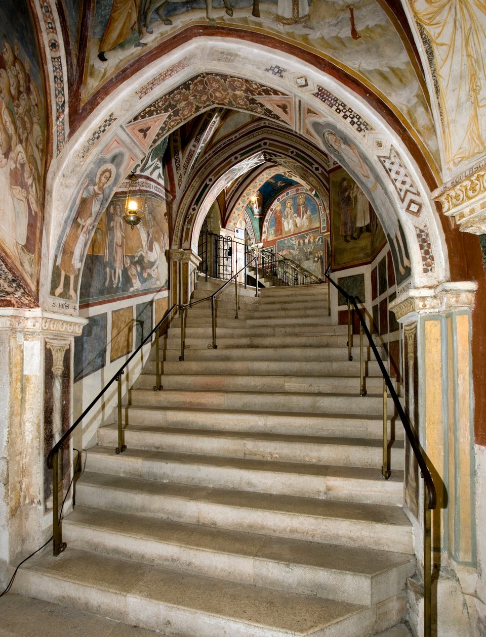Ansicht der Heiligen Treppe, erbaut auf Anordnung des Abtes Johannes V und dekoriert mit Fresken des Meisters des Sacro Speco und seiner Umgebung. 14. Jahrhundert. Kloster des Heiligen Benedikt (Sacro Speco), Subiaco (Rom), Italien von Master Trecentesco of Sacro Speco School