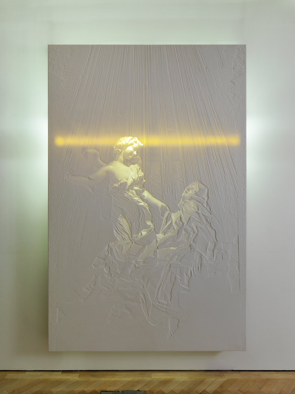 Superveillance, 2010（コリアン、アクリル、スチール、照明、電気回路） 作： マット・コリショー