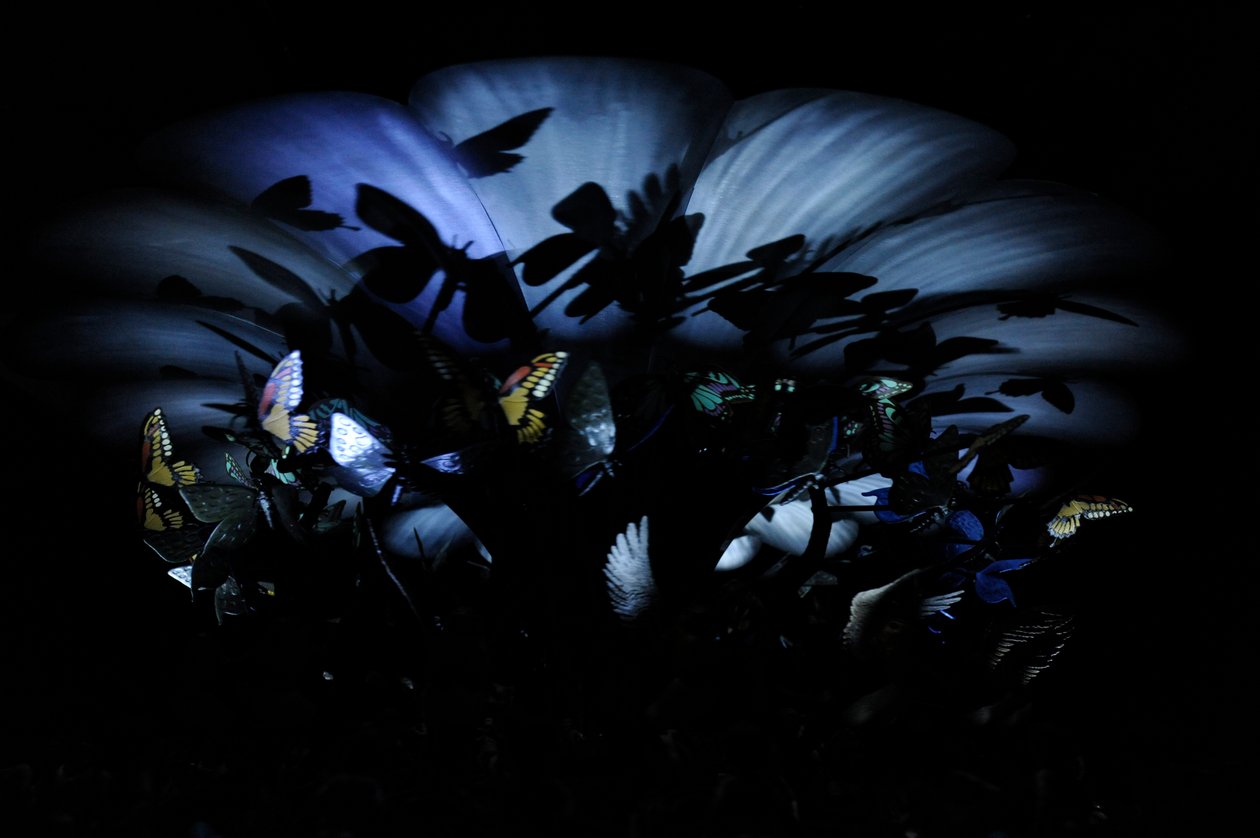 地上の喜びの庭, 2009 (スチール、アルミニウム、石膏、樹脂、LEDライト、モーター) 作： マット・コリショー
