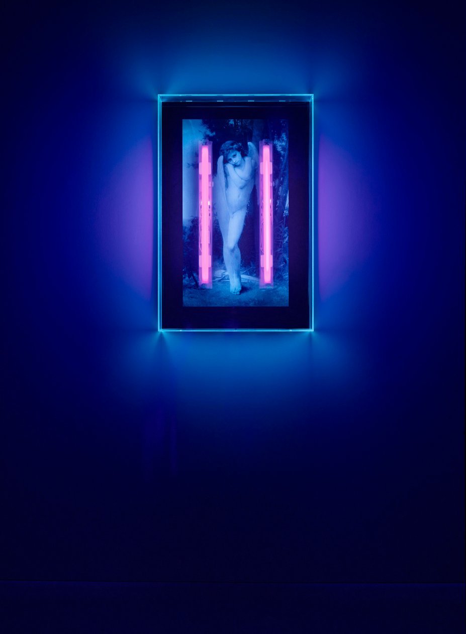 Ultraviolet Angel, 2008 （プレキシガラスの箱に紫外線インク、紫外線ネオン2灯） 作： マット・コリショー