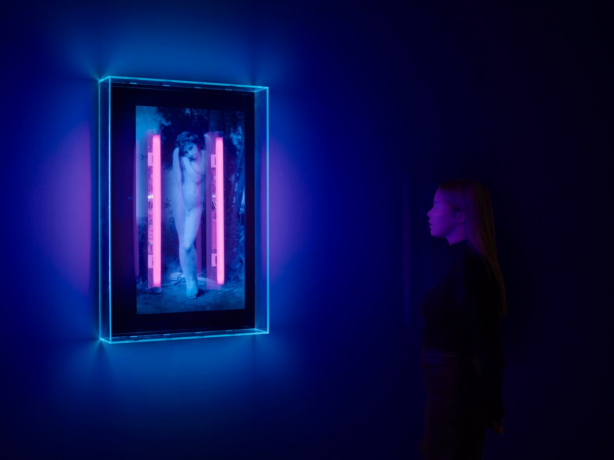 Ultraviolet Angel, 2008 （プレキシガラスの箱に紫外線インク、紫外線ネオン2灯） 作： マット・コリショー