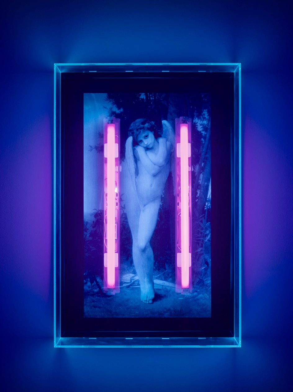 Ultraviolet Angel, 2008 （プレキシガラスの箱に紫外線インク、紫外線ネオン2灯） 作： マット・コリショー