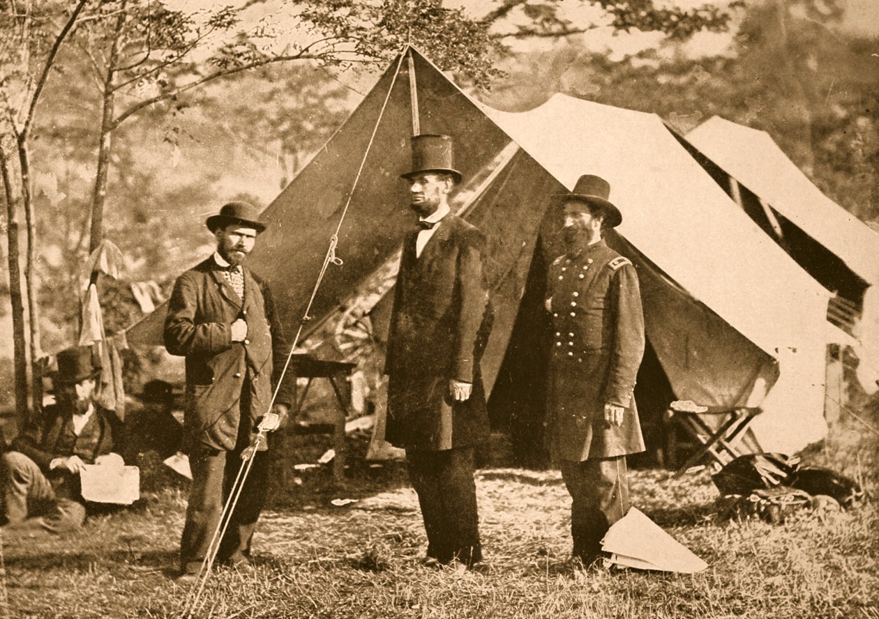 1862年のリンカーン大統領とJAマクレナンド少佐のアランピンカートンの肖像（セピア写真） 作： マシューB.ブレイディ