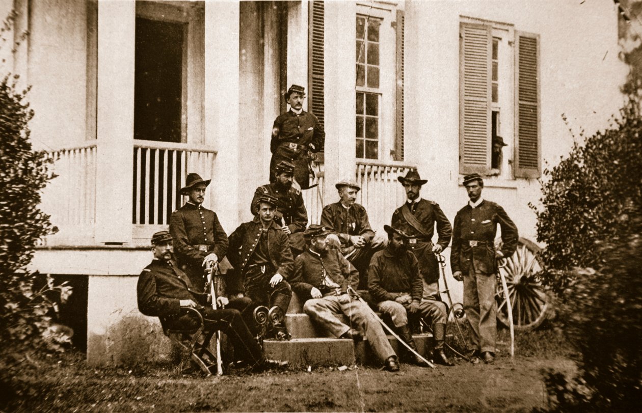 マクマホン将軍本部での第164回ニューヨークボランティア、1861-65（セピア写真） 作： マシューB.ブレイディ