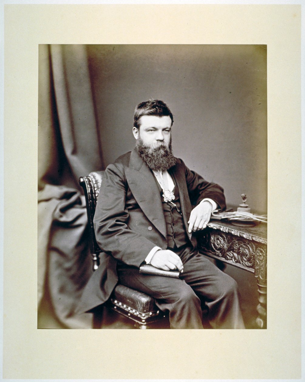 TC Fendick、Worshipful Company of Glaziers のマスター、マスターのバッジを身に着けている、c1865 作： マウルとCo
