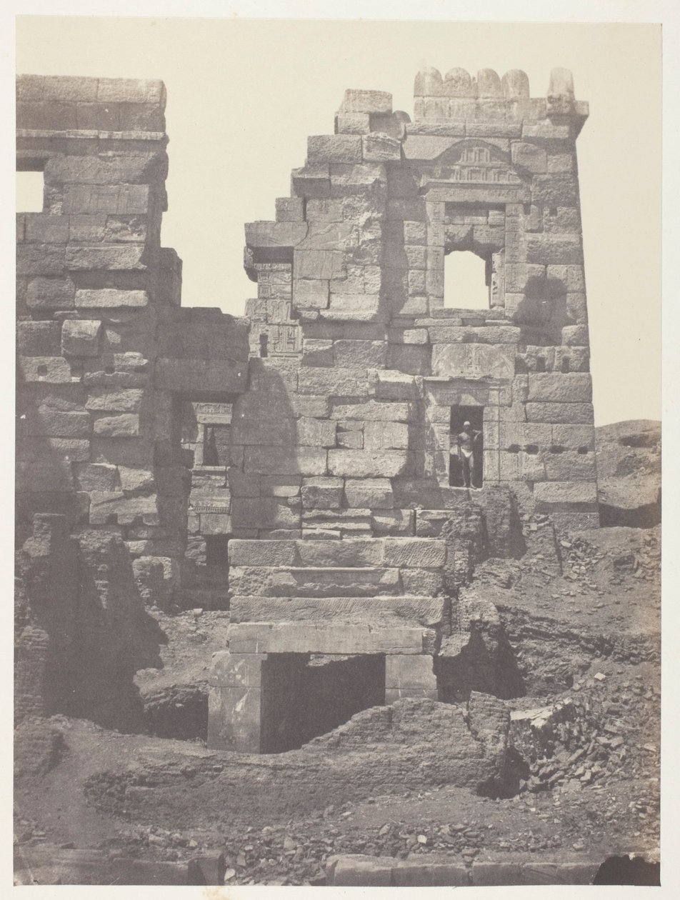 Medinet-Habou、Gynécée de Ramsès-Méiamoun の北側ファサード。 テーベ 作： マキシムデュキャンプ