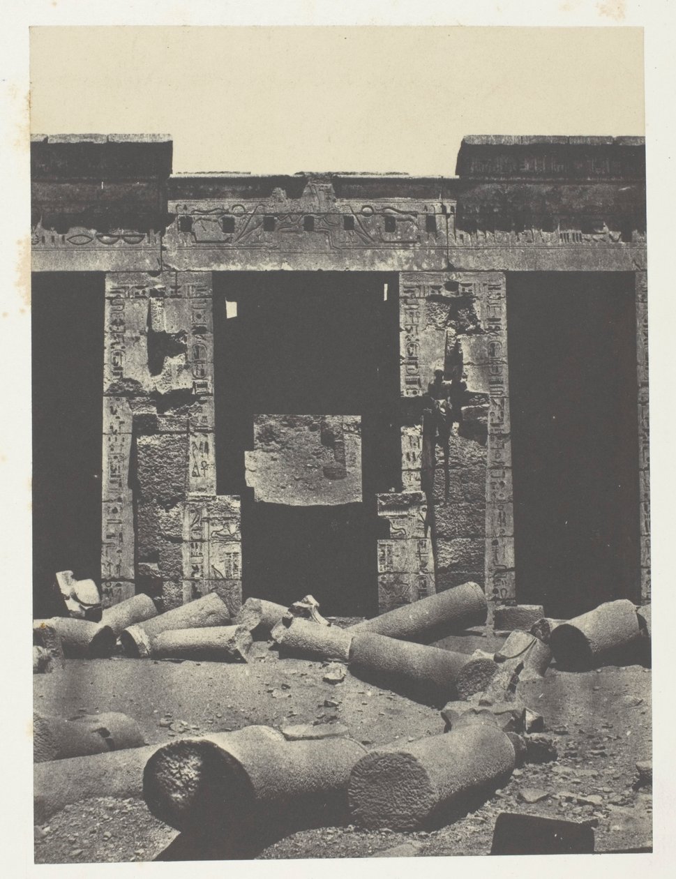 Medinet-Habou、Ramses-Méiamoun の宮殿のペリスタイルの東部。 テーベ 作： マキシムデュキャンプ