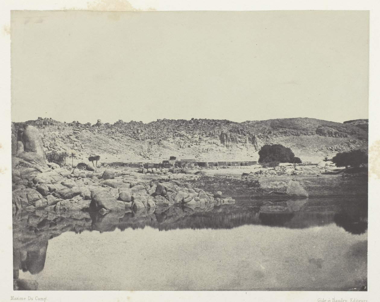 エジプト、ヌビエ、パレスチナ、シリア」（1852年）より、「ニル山脈（アブー・コリ村）、フィロエの北からの眺め；ヌビエ」、プレート84 作： マキシムデュキャンプ