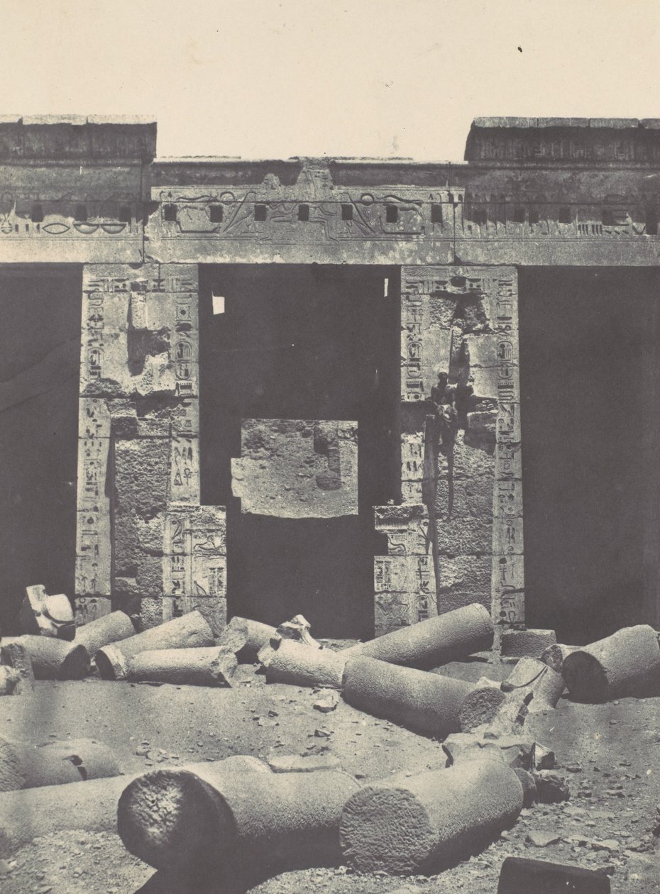 テーベ。Medinet-Habuです。ラムセス=メアムン宮殿のペリスタイルの東側部分、1850年。 作： マキシムデュキャンプ