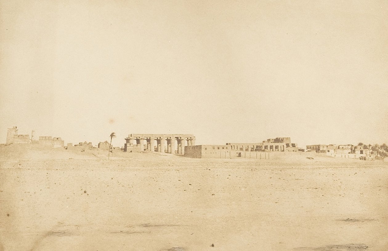 西テーベから撮影されたルクソール遺跡の全景（1849-50年）。 作： マキシムデュキャンプ