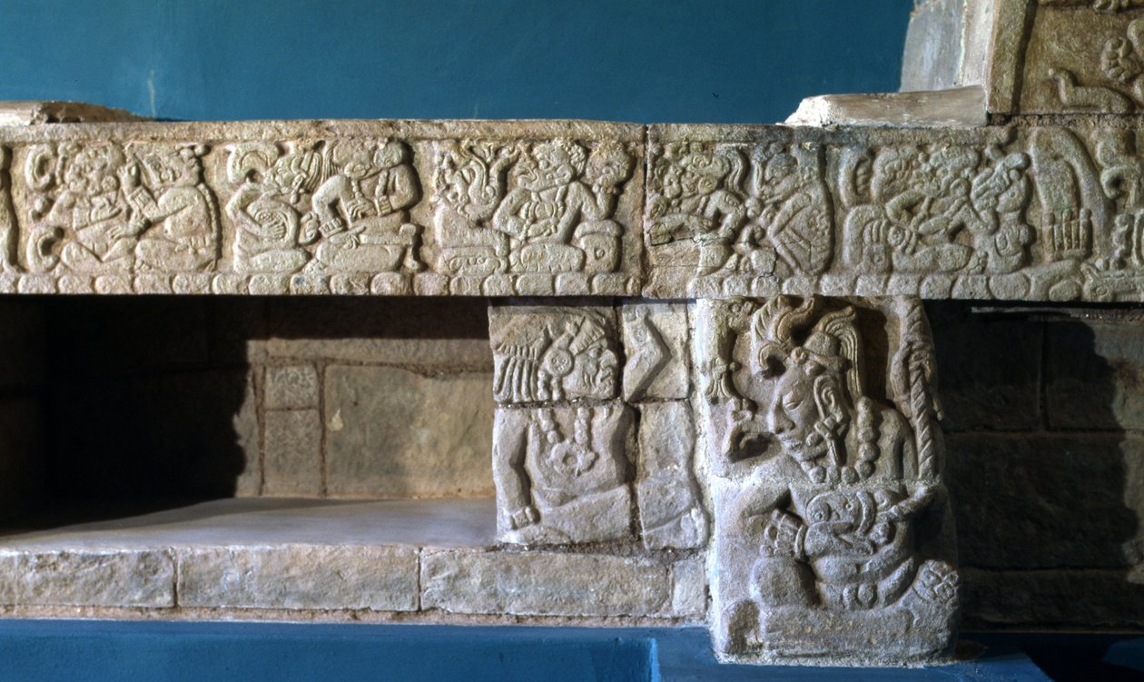 コパンSepulturasベンチ、後期クラシック時代600-900 AD 作： マヤ