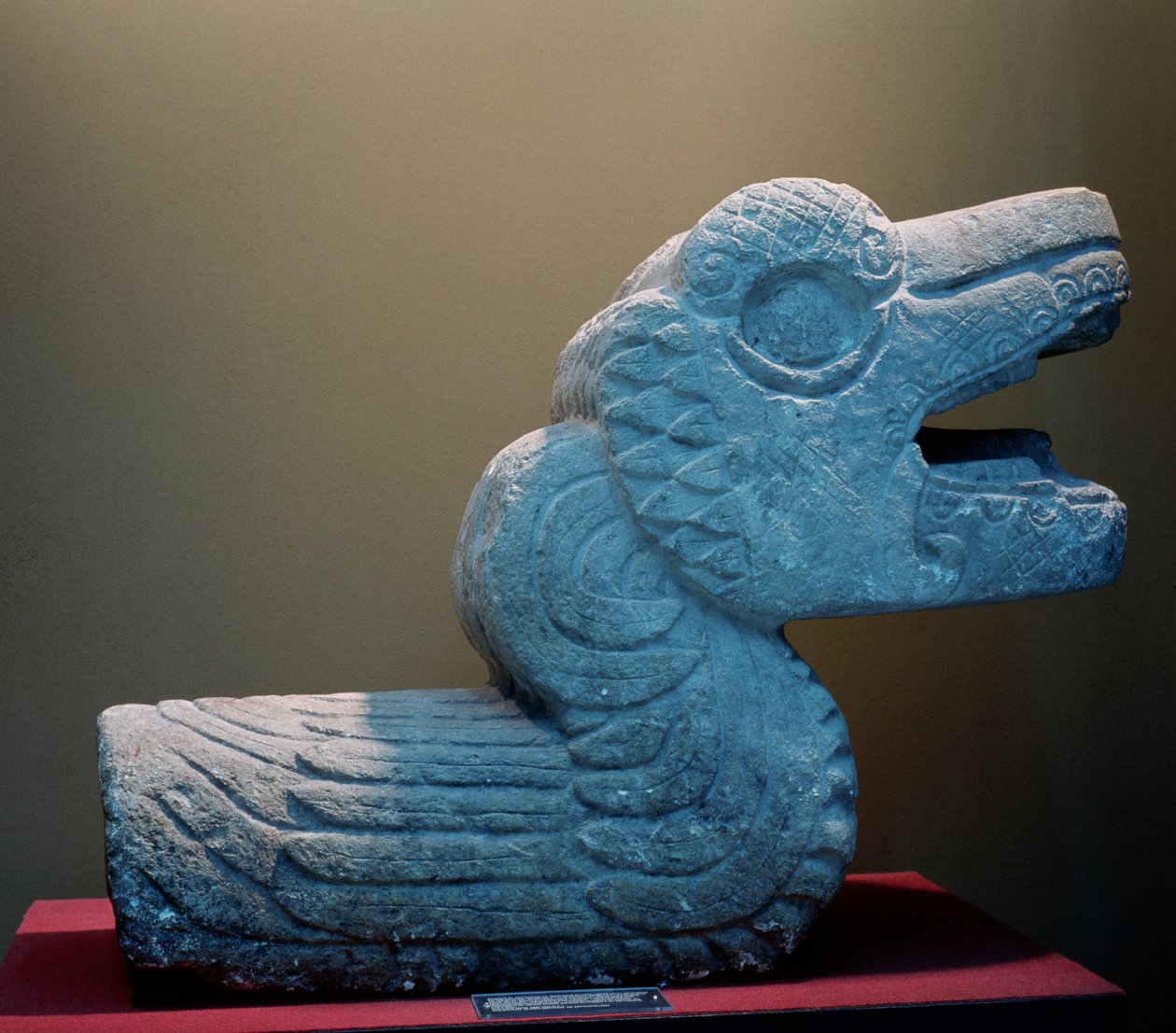 羽毛のある蛇、西暦800〜900年（色の石） 作： マヤ