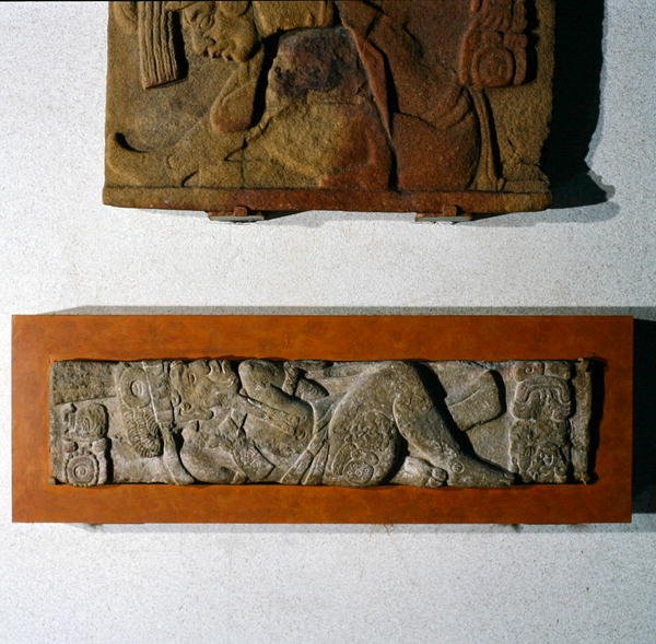 メキシコ、チアパス州トニーナ出土、古典期後期（西暦600～900年）のリンテル27（石材） 作： マヤマヤ