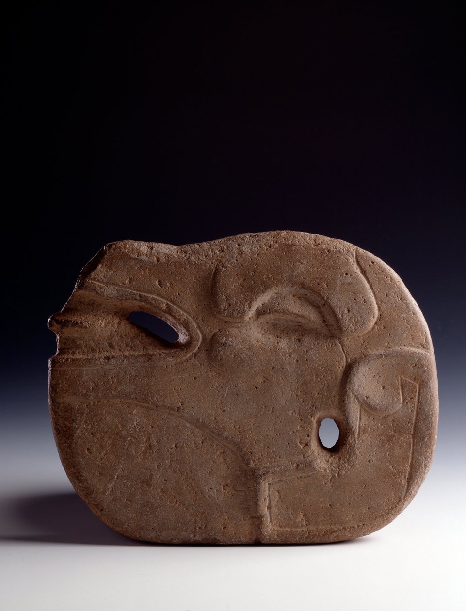 プレコロンビア美術、マヤ文明、古典期：鹿の頭部を象った石彫の斧（zoomorphic axe）。寸法26.5 x 幅19.5 cm グアテマラ国立考古学・民族学博物館 作： マヤマヤ