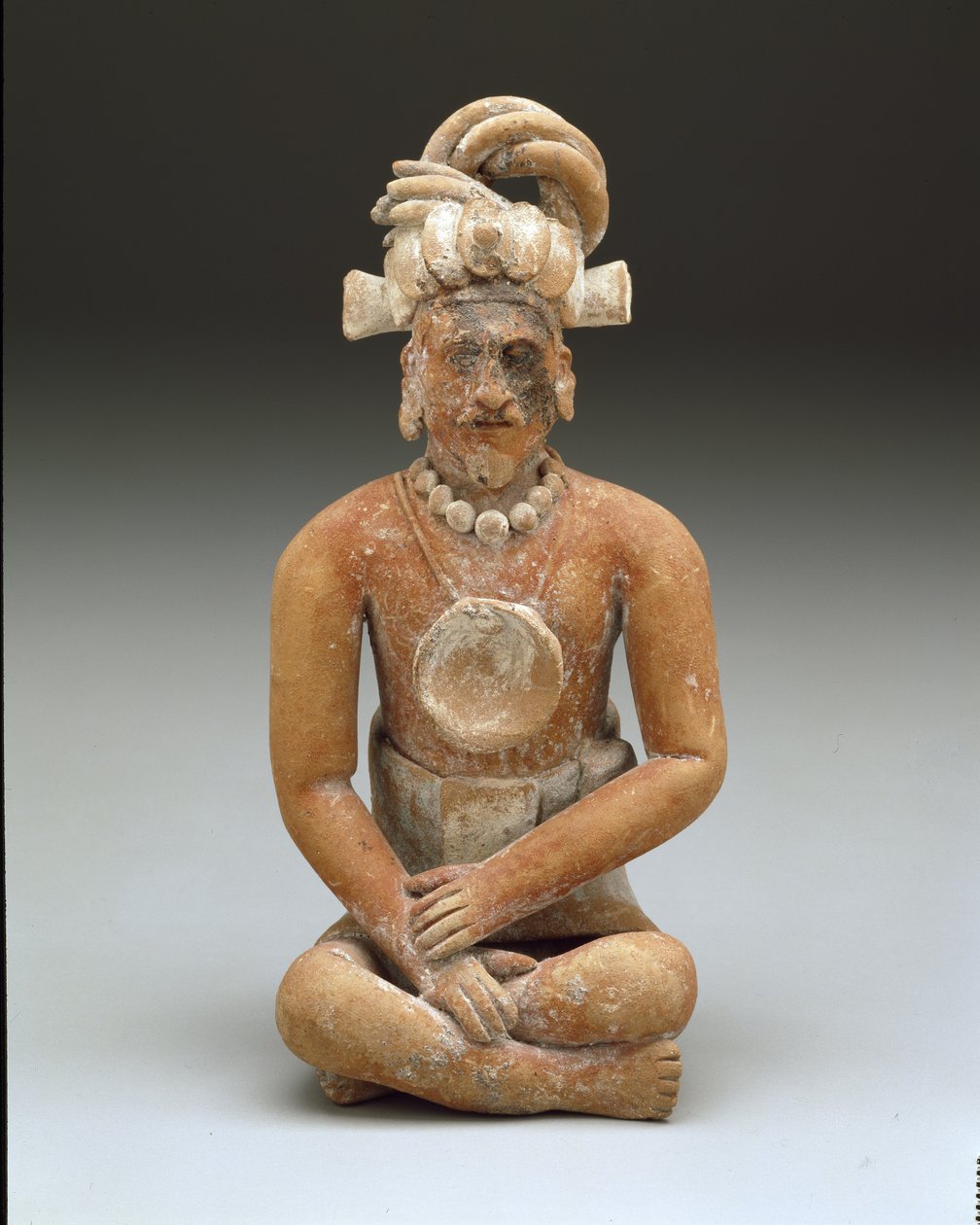 座ったひげを生やした男、後期クラシック時代、c.600-900（セラミックとペイント） 作： マヤマヤ