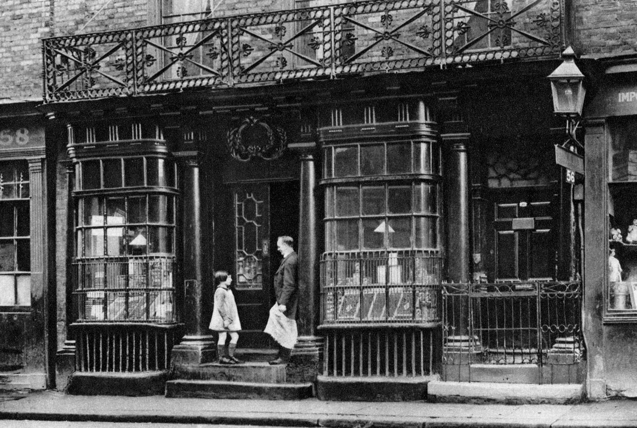 ショップフロント、Artillery Lane、ビショップスゲート、ロンドン、1926-1927。 作： マクリーシュ