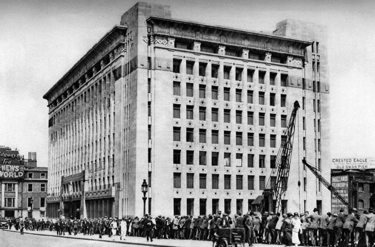 アデレードハウス、ロンドン、1926-1927。 作： マクリーシュ