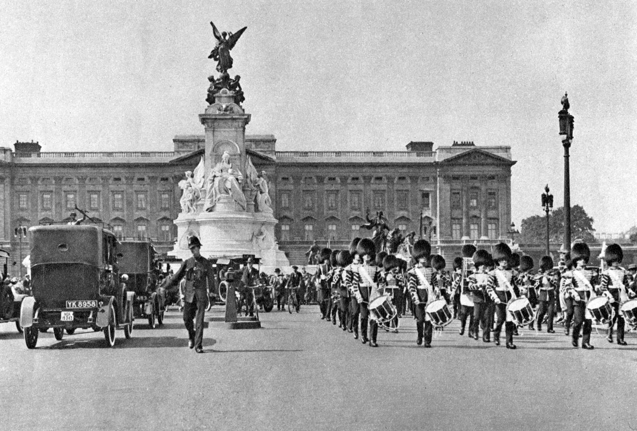 衛兵交代式、バッキンガム宮殿、ロンドン、1926-1927 作： マクリーシュ