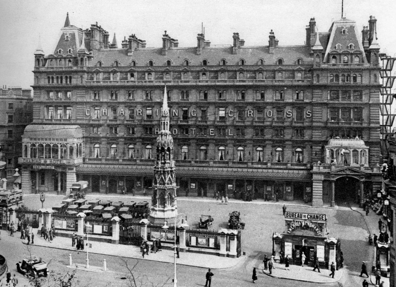 チャーリングクロス鉄道駅、ロンドン、1926年-1927年。 作： マクリーシュ