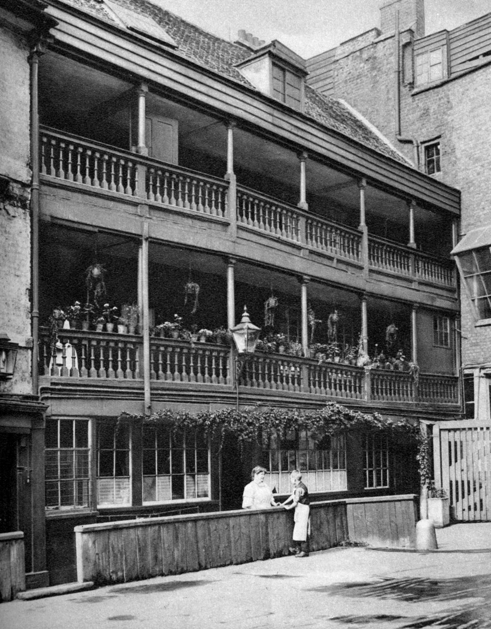 ジョージ、17世紀の旅館、サザーク、ロンドン、1926-1927 作： マクリーシュ