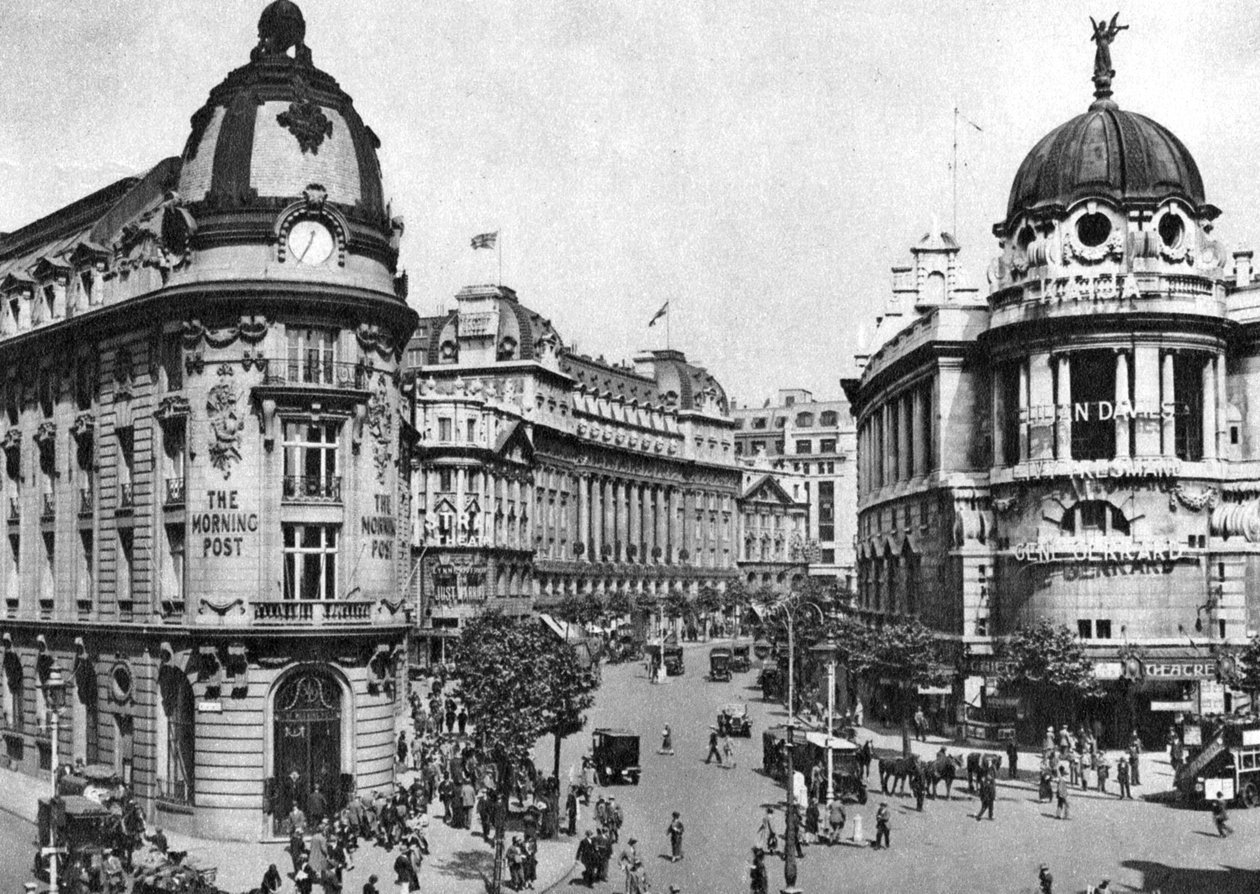 1926-1927年にロンドンのオルドウィッチクレセントの西側の入り口 作： マクリーシュ
