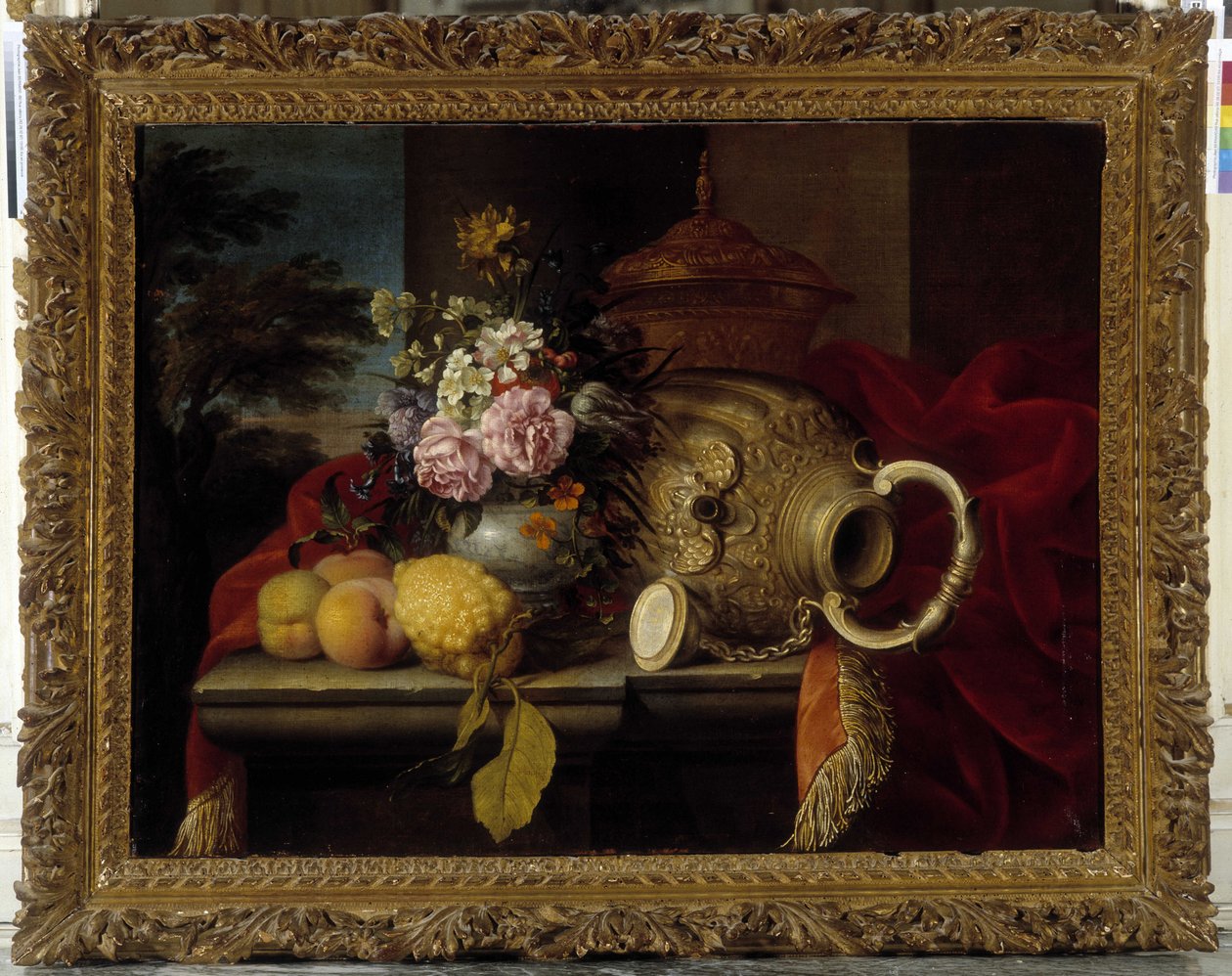 花束、果物、花瓶、赤い布のある静物（油彩・キャンバス 作： メイフレン（c.1630-1705）コンテ