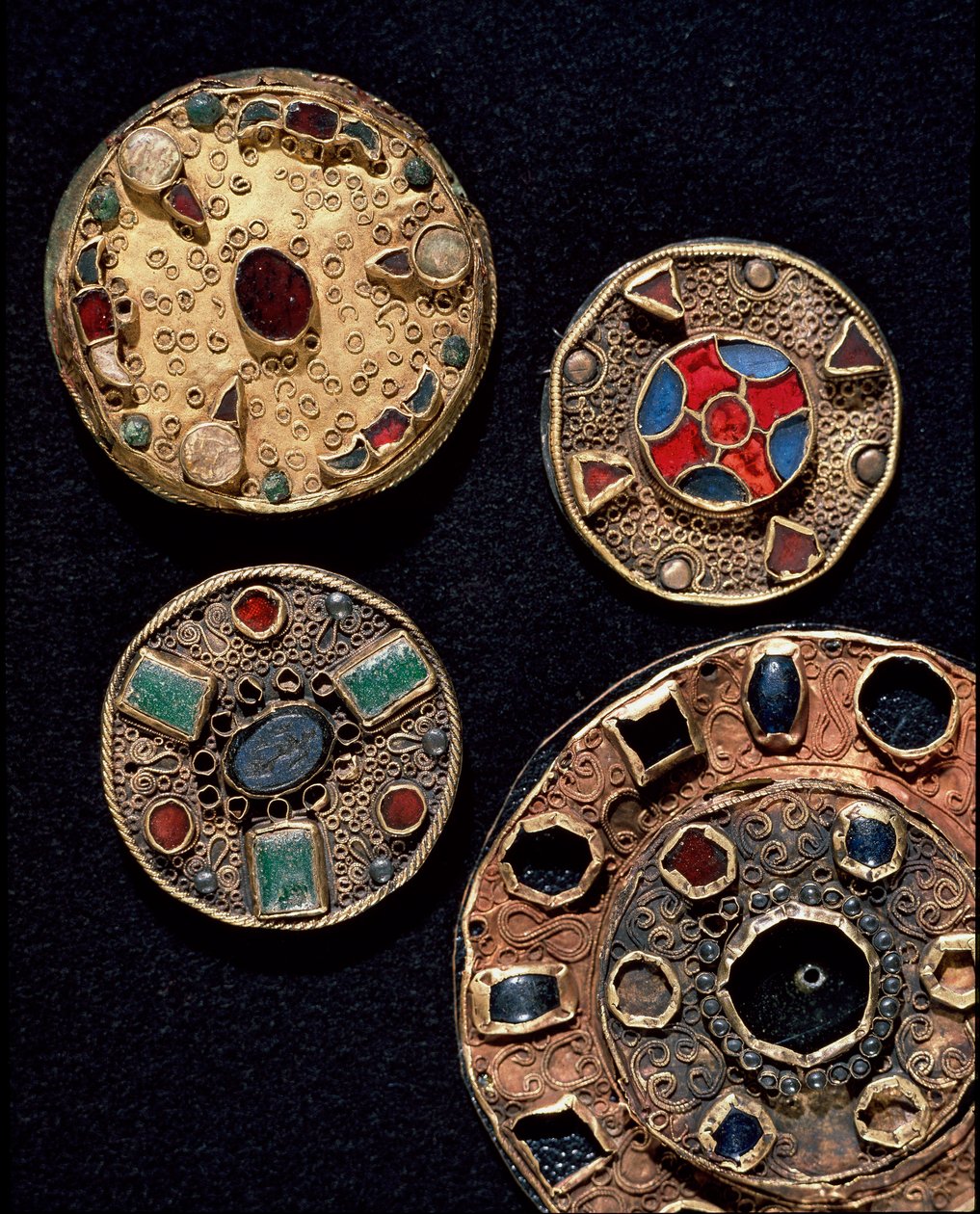 中世の考古学（Middle Ages）。ガリアの野蛮人の芸術：フィーブル（ラテン語で付属品を意味するfibulaから）、金銀細工のフィリグリー、ポリクローム様式。フランス、メロヴィング朝時代、6-7世紀。ストラスブール、パレ・アルケオロジー博物館（Musee d